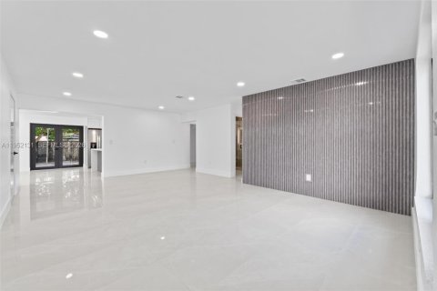 Casa en venta en Hialeah, Florida, 4 dormitorios, 185.34 m2 № 2006476 - foto 4
