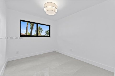 Casa en venta en Hialeah, Florida, 4 dormitorios, 185.34 m2 № 2006476 - foto 26