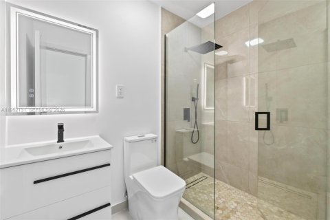 Casa en venta en Hialeah, Florida, 4 dormitorios, 185.34 m2 № 2006476 - foto 25