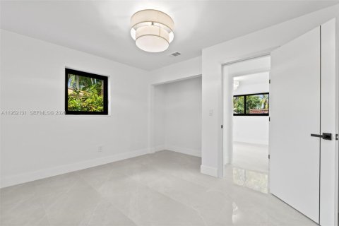 Casa en venta en Hialeah, Florida, 4 dormitorios, 185.34 m2 № 2006476 - foto 28
