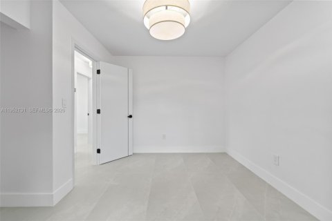 Casa en venta en Hialeah, Florida, 4 dormitorios, 185.34 m2 № 2006476 - foto 29