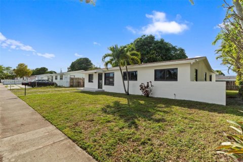 Casa en venta en Hialeah, Florida, 4 dormitorios, 185.34 m2 № 2006476 - foto 3