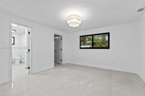 Casa en venta en Hialeah, Florida, 4 dormitorios, 185.34 m2 № 2006476 - foto 18