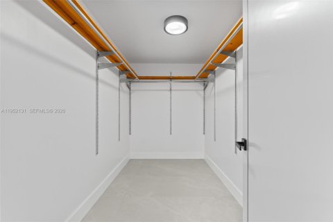 Casa en venta en Hialeah, Florida, 4 dormitorios, 185.34 m2 № 2006476 - foto 20