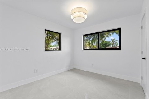 Casa en venta en Hialeah, Florida, 4 dormitorios, 185.34 m2 № 2006476 - foto 30