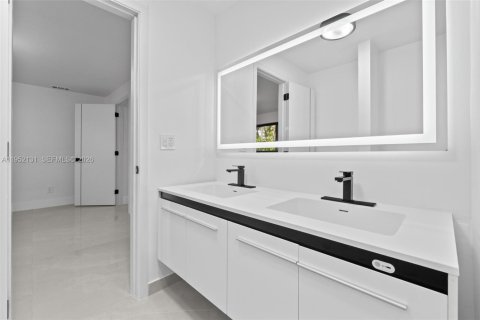 Casa en venta en Hialeah, Florida, 4 dormitorios, 185.34 m2 № 2006476 - foto 22