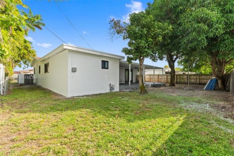 Casa en venta en Hialeah, Florida, 4 dormitorios, 185.34 m2 № 2006476 - foto 17