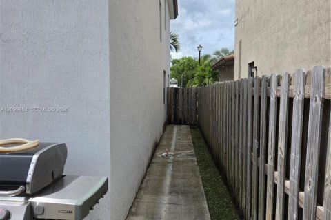Villa ou maison à louer à Homestead, Floride: 4 chambres, 308.44 m2 № 2397938 - photo 8