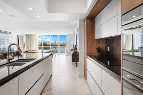 Condo in Miami Beach, Florida, 4 bedrooms  № 1936391 - photo 5