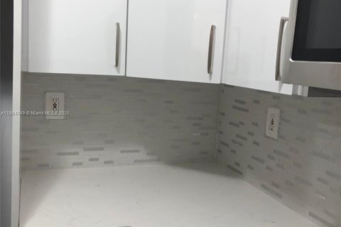 Condo in Pembroke Pines, Florida, 1 bedroom  № 1893192 - photo 5