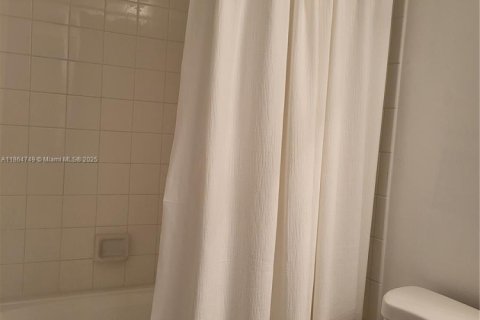 Condo in Pembroke Pines, Florida, 1 bedroom  № 1893192 - photo 14