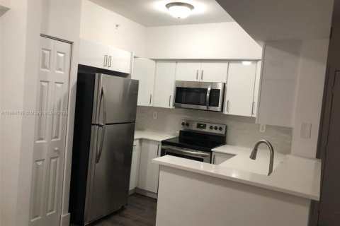 Condo in Pembroke Pines, Florida, 1 bedroom  № 1893192 - photo 3