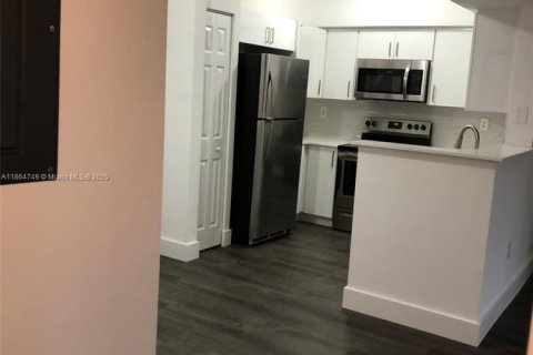 Condo in Pembroke Pines, Florida, 1 bedroom  № 1893192 - photo 6