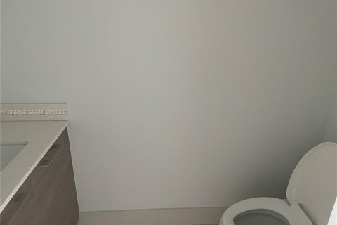 Condominio en alquiler en Miami, Florida, 1 dormitorio, 70.79 m2 № 2030010 - foto 3