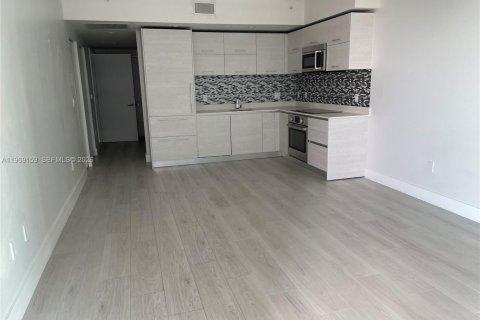 Condominio en Miami, Florida, 1 dormitorio  № 2030010