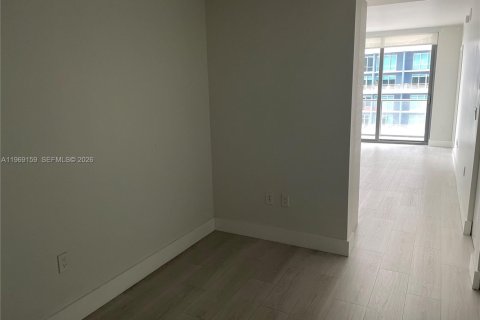 Condominio en alquiler en Miami, Florida, 1 dormitorio, 70.79 m2 № 2030010 - foto 2