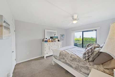 Condo in Indian Shores, Florida, 2 bedrooms  № 1784745 - photo 17