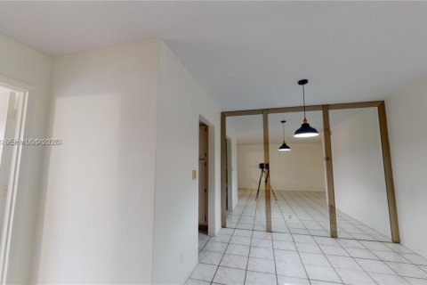 Condominio en alquiler en Hallandale Beach, Florida, 2 dormitorios, 92.9 m2 № 2085641 - foto 18