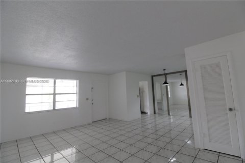 Condominio en alquiler en Hallandale Beach, Florida, 2 dormitorios, 92.9 m2 № 2085641 - foto 25