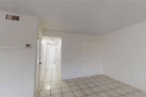Condominio en alquiler en Hallandale Beach, Florida, 2 dormitorios, 92.9 m2 № 2085641 - foto 23