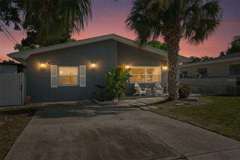 House in Clearwater, Florida 3 bedrooms, 126.25 sq.m. № 2134057