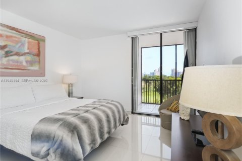 Condo in Aventura, Florida, 2 bedrooms  № 2086657 - photo 12