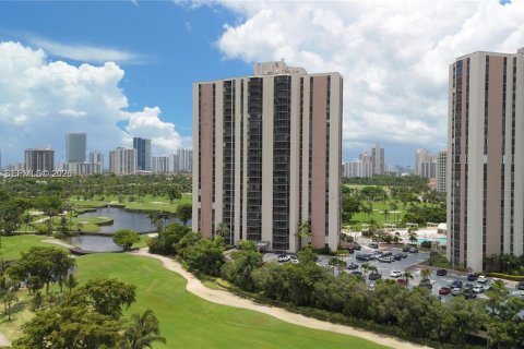 Condo in Aventura, Florida, 2 bedrooms  № 2086657 - photo 16