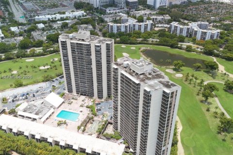 Condo in Aventura, Florida, 2 bedrooms  № 2086657 - photo 17
