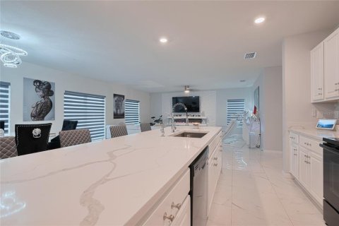 House in Davenport, Florida 5 bedrooms, 253.34 sq.m. № 1759998 - photo 15