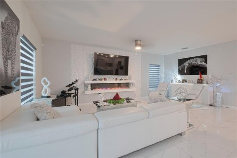 House in Davenport, Florida 5 bedrooms, 253.34 sq.m. № 1759998 - photo 10