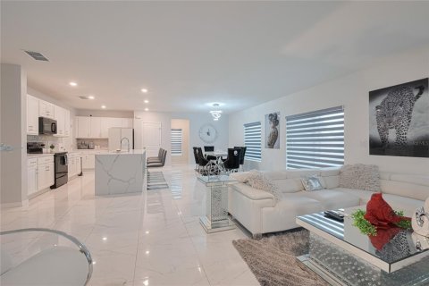House in Davenport, Florida 5 bedrooms, 253.34 sq.m. № 1759998 - photo 9