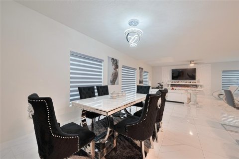 House in Davenport, Florida 5 bedrooms, 253.34 sq.m. № 1759998 - photo 8
