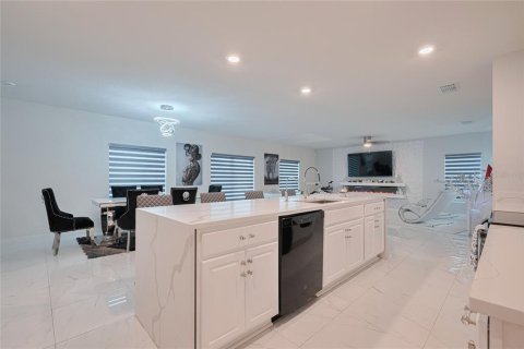 House in Davenport, Florida 5 bedrooms, 253.34 sq.m. № 1759998 - photo 14