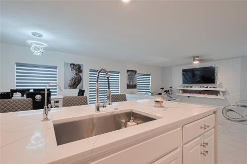 House in Davenport, Florida 5 bedrooms, 253.34 sq.m. № 1759998 - photo 18