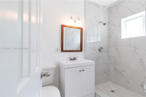 Propiedad comercial en alquiler en Miami Beach, Florida, 1 dormitorio, 36.23 m2 № 1992976 - foto 3