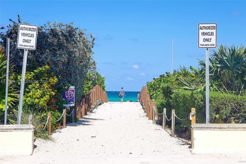 Propiedad comercial en alquiler en Miami Beach, Florida, 1 dormitorio, 36.23 m2 № 1992976 - foto 25