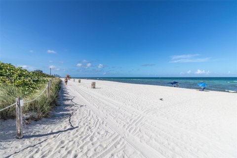 Propiedad comercial en alquiler en Miami Beach, Florida, 1 dormitorio, 36.23 m2 № 1992976 - foto 17