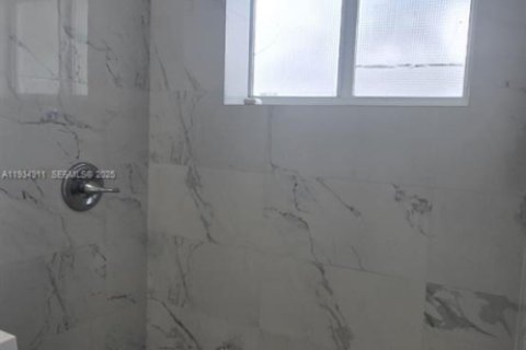 Propiedad comercial en alquiler en Miami Beach, Florida, 1 dormitorio, 36.23 m2 № 1992976 - foto 7