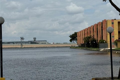 Купить кондоминиум в Майами, Флорида 2 спальни, 67.63м2, № 2048203 - фото 8