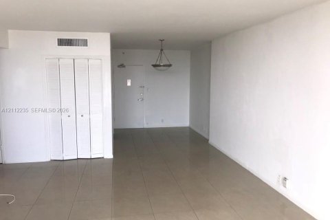 Copropriété à louer à Miami Beach, Floride: 1 chambre, 79.15 m2 № 2432253 - photo 2