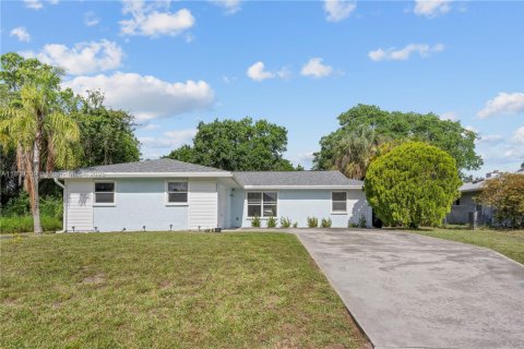 House in Port St. Lucie, Florida 3 bedrooms, 125.05 sq.m. № 1752332 - photo 1