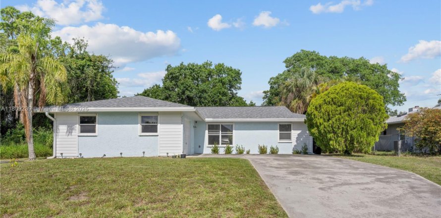 House in Port St. Lucie, Florida 3 bedrooms, 125.05 sq.m. № 1752332