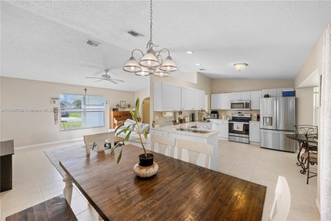 House in Port St. Lucie, Florida 3 bedrooms, 125.05 sq.m. № 1752332 - photo 6