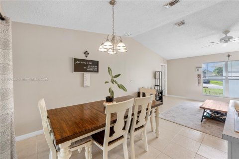 House in Port St. Lucie, Florida 3 bedrooms, 125.05 sq.m. № 1752332 - photo 8
