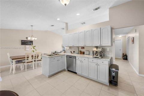 House in Port St. Lucie, Florida 3 bedrooms, 125.05 sq.m. № 1752332 - photo 10