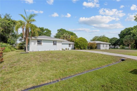 House in Port St. Lucie, Florida 3 bedrooms, 125.05 sq.m. № 1752332 - photo 2