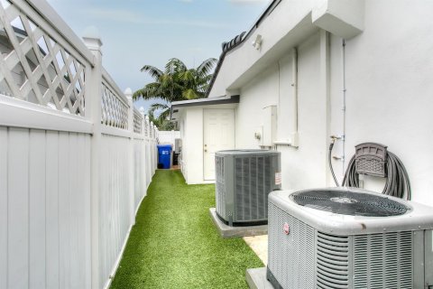 Casa en venta en Pompano Beach, Florida, 4 dormitorios, 256.78 m2 № 2387855 - foto 19