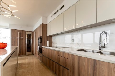 Copropriété à louer à Sunny Isles Beach, Floride: 3 chambres, 247.58 m2 № 1934653 - photo 1