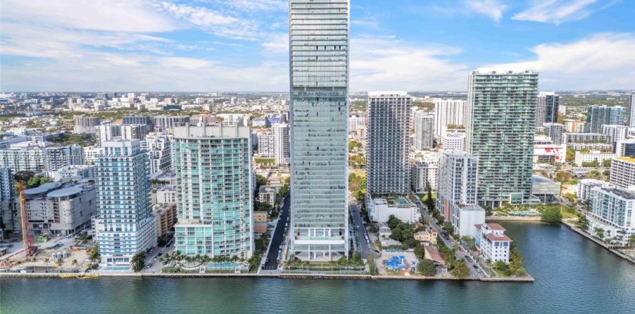 Кондоминиум с 3 спальнями в Майами, Флорида № 2038158