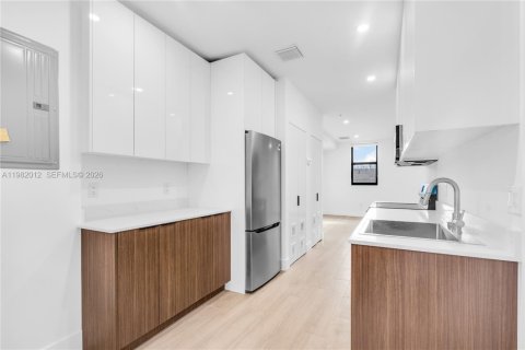 House in Miami, Florida 51.1 sq.m. № 2043220 - photo 2